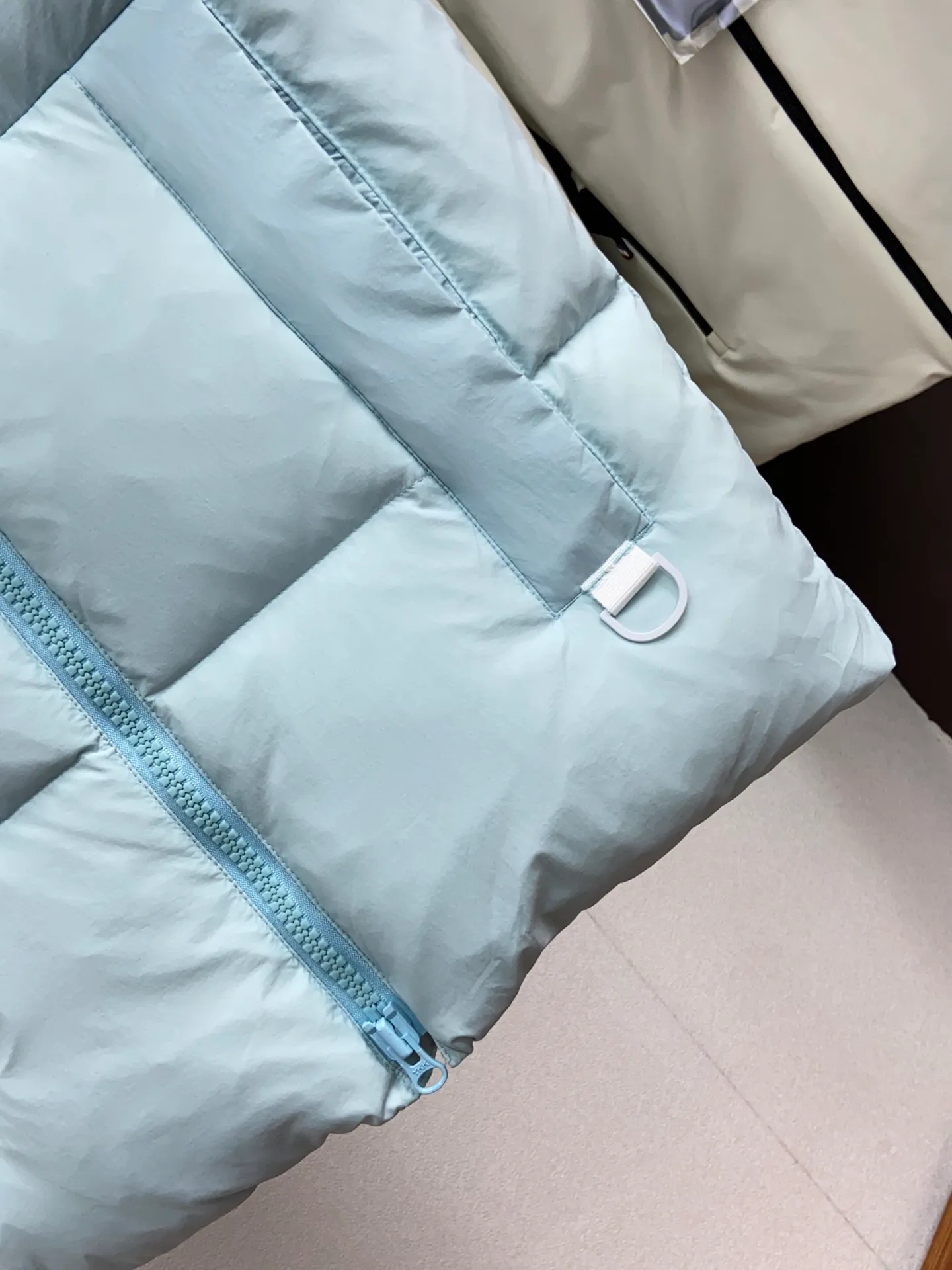 P520 original single version exclusive release #𝘾𝘼𝙉𝘼𝘿𝘼 𝙂𝙊𝙊𝙎𝙀/𝙅𝙪𝙣𝙘𝙩𝙞𝙤𝙣 top original TOP version restored ZP up to 98%‼ ️ CANADA GOOSE/Canada Goose Pastels Pastel Series Everett White Label Vest This versatile Everett vest is a lightweight layering item suitable for wearing in all seasons. It is trimmed in all white and equipped with D-rings for hanging gloves or other daily items when outside. It is ideal for travel and unpredictable weather conditions. The pocket openings and cuff edges are reinforced with CORDURA fabric for durability. The reflective stripes on the back of the collar improve visibility in dim environments, making it the first choice for travel. Note: In order to maximize profits during the production process, some businesses add toxic waste silk, 50 velvet, hand-feel velvet, etc. into the clothes! It is said to be 90% white duck down, purchasing agent level, or even more exaggeratedly said to be 90% white goose down, to fool the layman! (You can consult the official Big Goose. All authentic styles are made of white duck down) ⚠️ Remember, you get what you pay for! Don't be greedy for small gains, or you will suffer big losses!  Size: XS S M L XL Color: Black Melt Water Blue Soft Pink Moonlight Lime